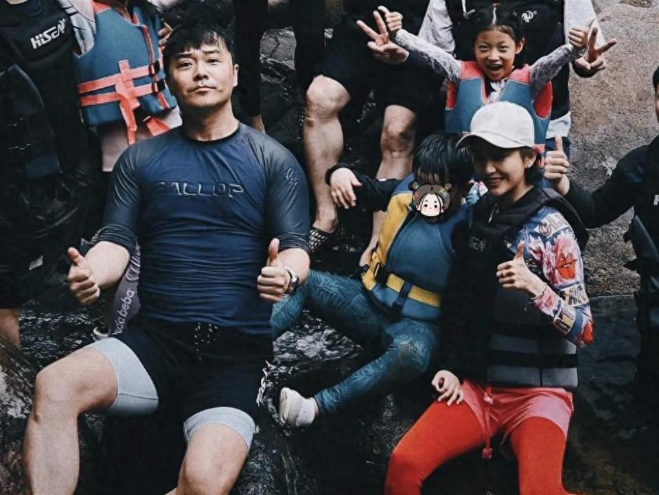 年龄相差21岁！陈思诚阮巨相恋四年，多次同框，却迟迟不结婚？_腾讯新闻