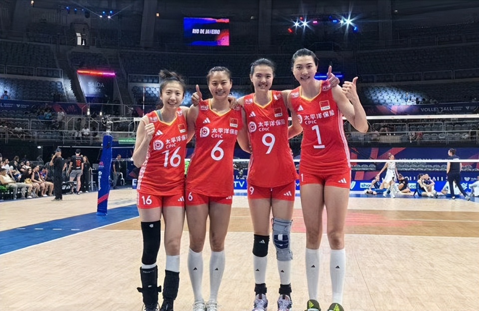 中国女排里约冠军成员张常宁四人故地同框,球迷:只差朱婷