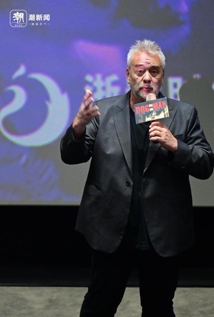 法国名导吕克·贝松现身杭州宣传新片_腾讯新闻