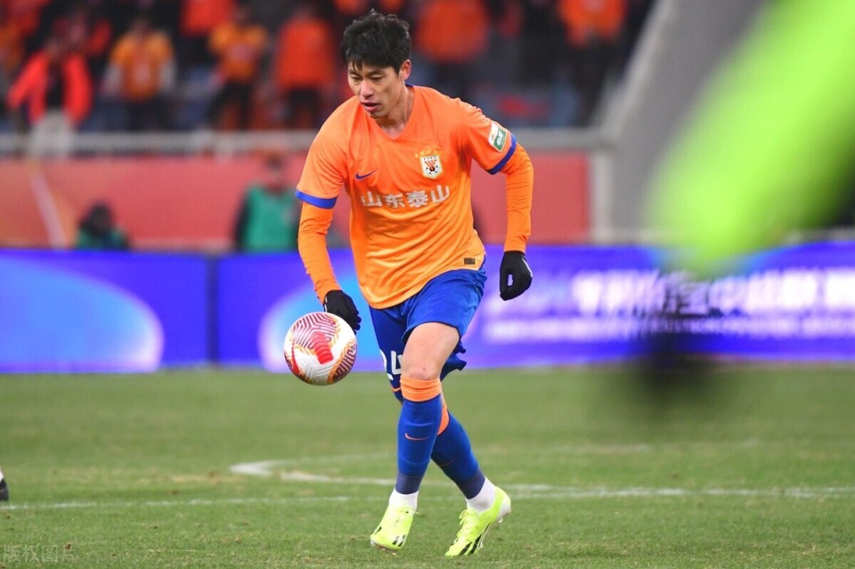 毕津浩鲁能首秀遭怒批刚登场就踢养生球球迷崔康熙看错人了