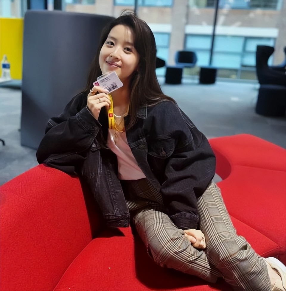 章泽天出席伦敦商会,优雅长裙搭配手链,手拿香槟气质超级好