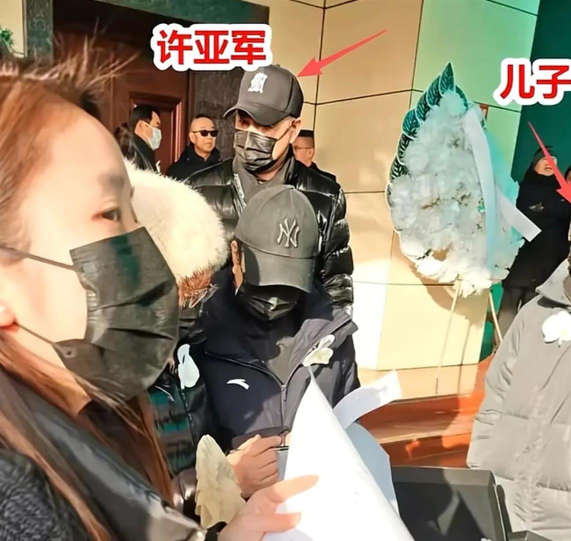 許亞軍現身何晴葬禮，兒子許何捧着媽媽遺像，父子倆穿黑衣很悲傷 - 