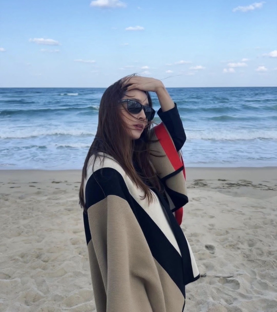 李秉宪妻子李敏贞海边秋千照引发热议,性感迷人的双腿成焦点