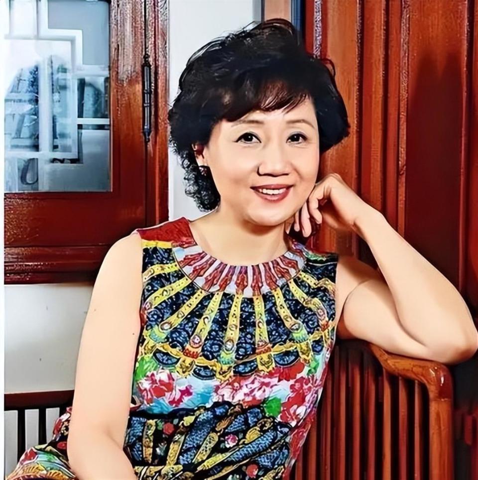 66岁张德兰突发意外！后台摔倒送医，曾上春晚爆火结婚37年无儿女_腾讯新闻