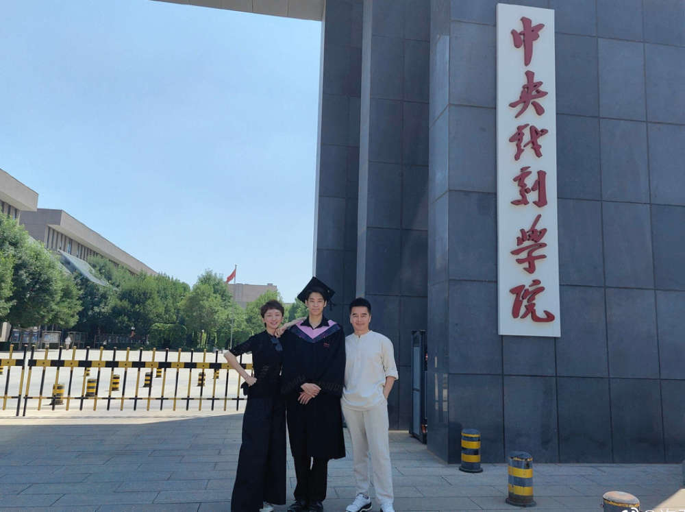 何晴儿子中戏毕业！22岁高大帅气，许亚军携4婚妻子参加毕业礼-何晴和许亚军