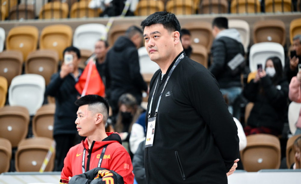 姚明贡献新表情包 督战男篮他太久没这么兴奋