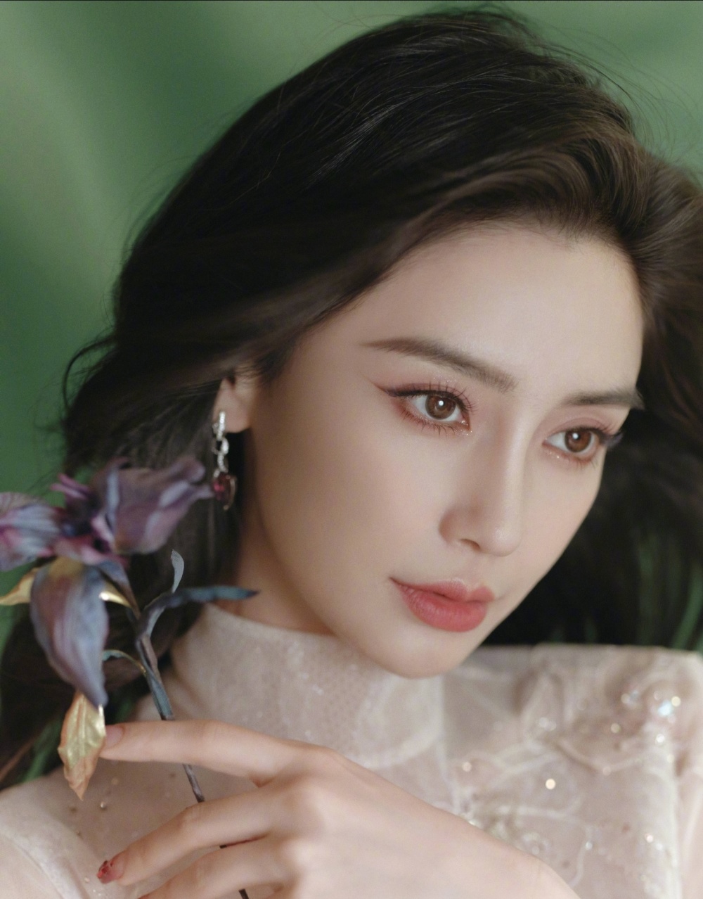 baby杨颖生日引发热议,圈内好友送祝福成难题,杨幂"首当其冲"