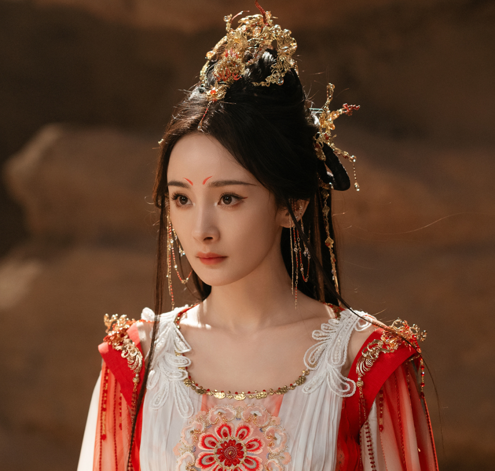 而一番主演杨幂在剧集播出期间,不仅宣传微博少,甚至还缺席了剧宣
