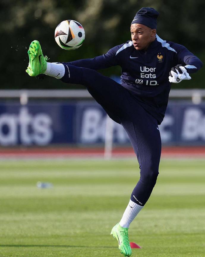 姆巴佩晒训练照 小帽一戴谁也不爱