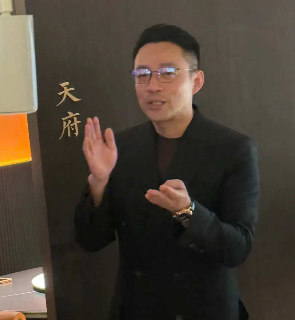 汪小菲新店开业,他戴着眼镜西装革履地走进麻六记,对着全场的顾客说,"