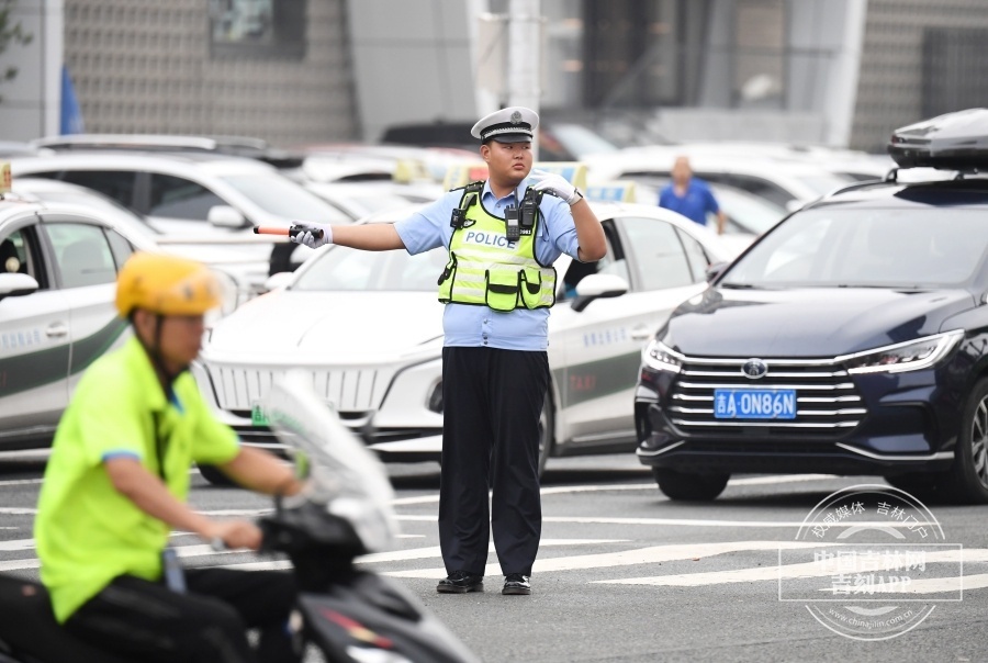 长春迎降水 交警环卫等部门保障市民出行安全