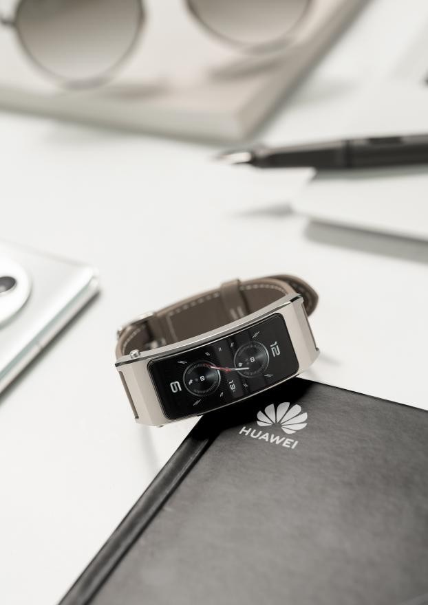 华为手环b7图赏:精致时尚,通话清晰,更是你的腕上得力助手_腾讯新闻