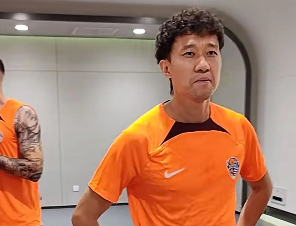 还剩1年半高薪,泰山队老将租借谈崩,已被老崔弃用 0引援退出争冠