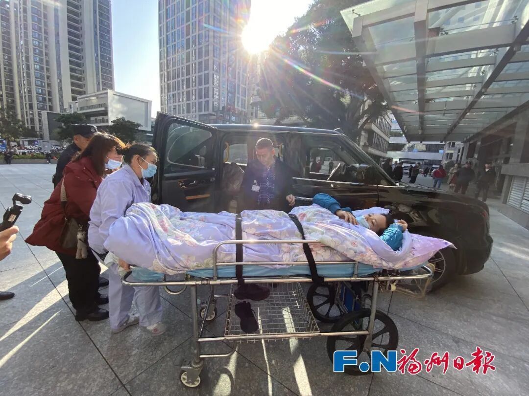 “煎餅叔叔”回福州就醫了！妻子哽咽鞠躬：萬分感謝大家幫助 - 