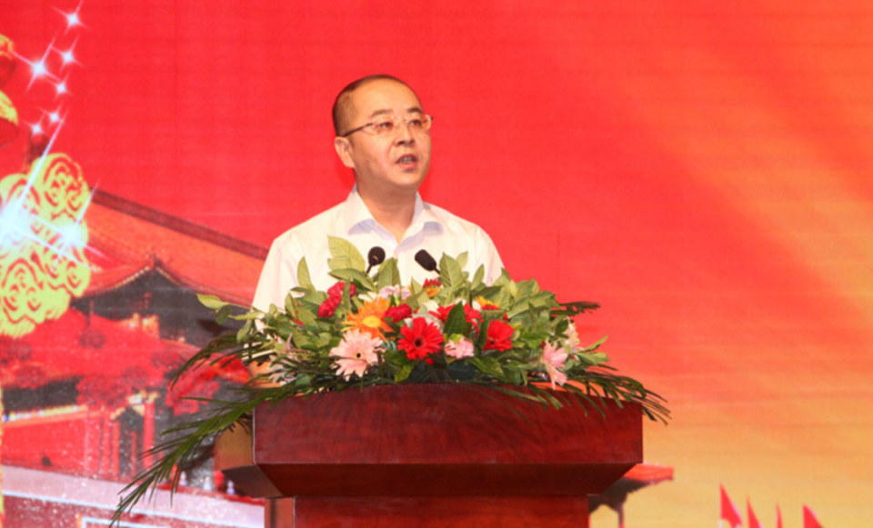 邹令春,汉族,新疆特克斯人,1971年12月出生.