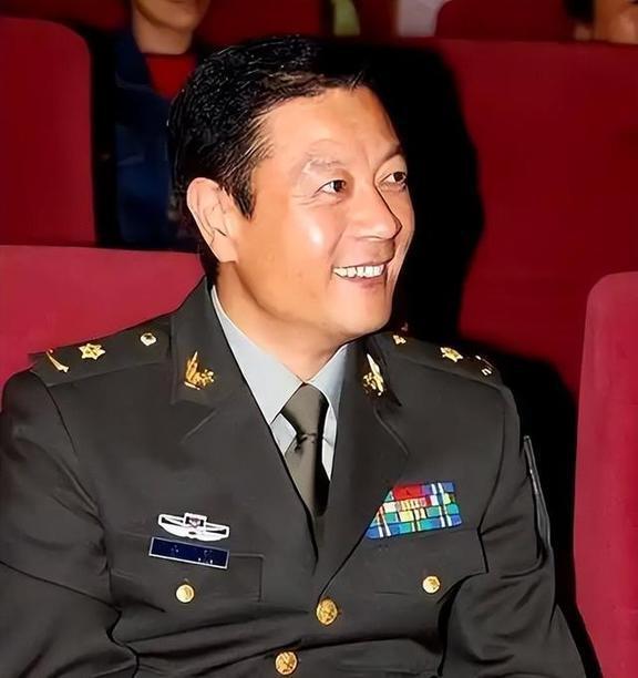 巫刚现状：离婚22年无子女，64岁单身，与陈瑾相伴原因揭秘_腾讯新闻