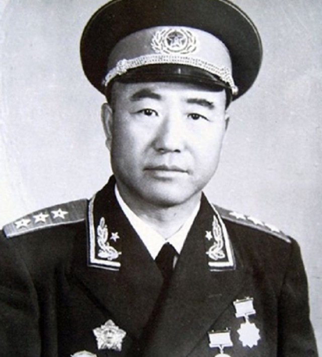 他曾是傅作义的嫡系爱将，55年被我党授上将，授衔前一晚又哭又笑_腾讯新闻