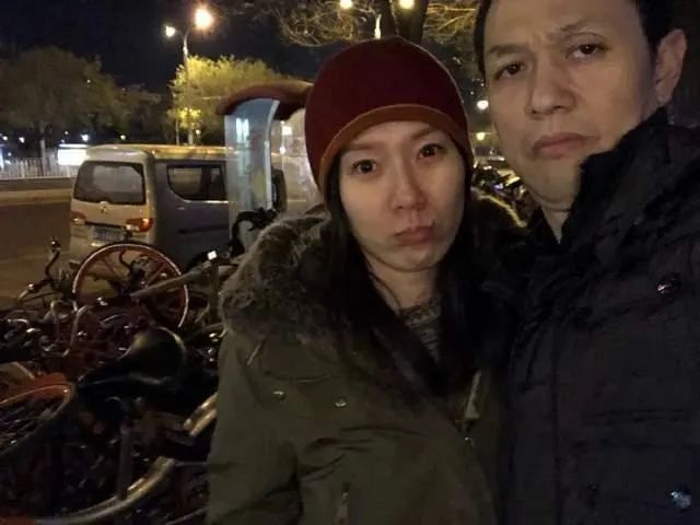 王屹芝与李斌凌晨摆放摩拜单车2017年12月16日,李斌举办蔚来首款量产