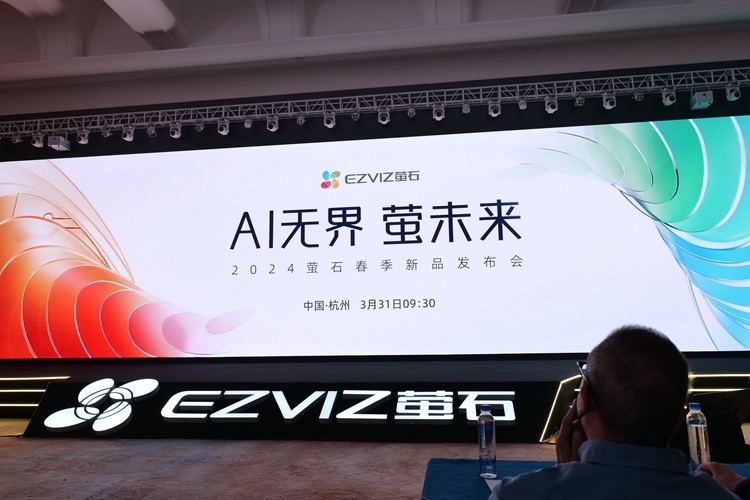 了两款能量伙伴系列产品,其中室内产品使用能量棒,内置了5000mah电池