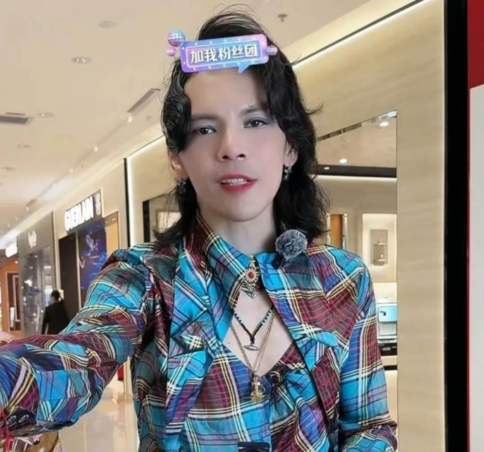 向佐最新直播造型辣眼，穿女装化浓妆像大姨，母子俩为捞金太拼命_腾讯新闻