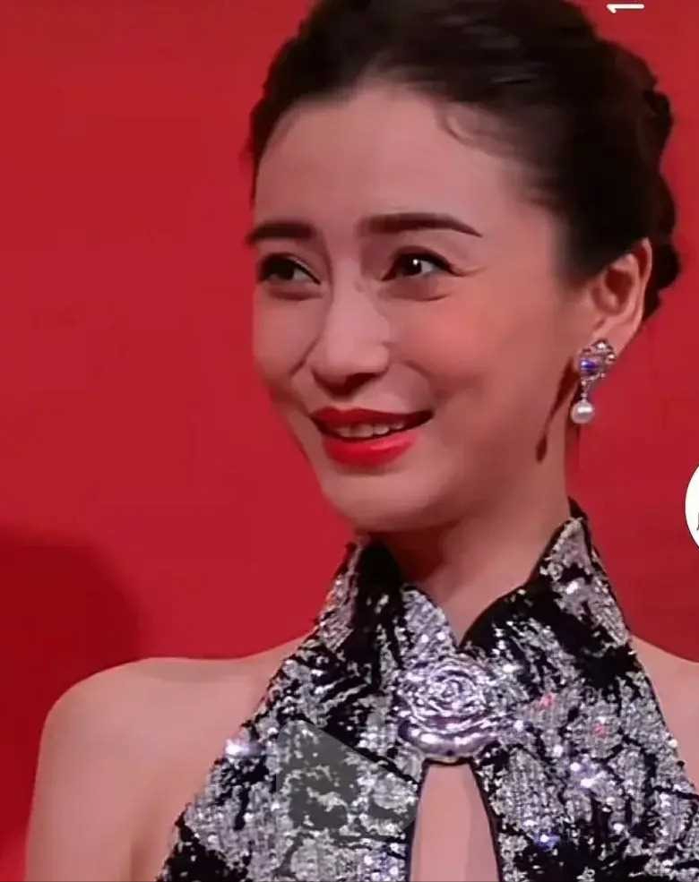 杨颖上海时装周看秀面部凹凸不平笑容僵化科技美难掩岁月痕迹