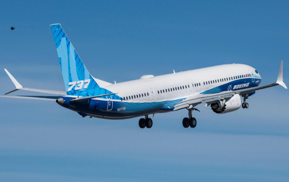 我国产客机首次飞出国门,亮相亚洲最大航展,空客伴飞_腾讯新闻