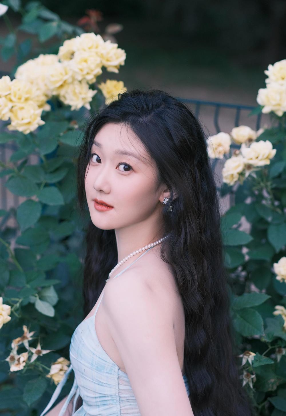 此次,在《柳舟记》中饰演戏份不少的石雪霁石皇后,甚是期待袁雨萱的