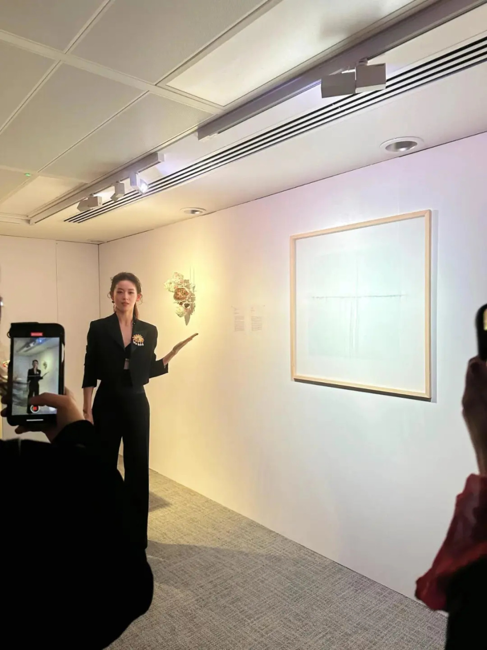 章泽天穿着休闲装看展览，宛如大学生，身材纤瘦背很薄，状态很好_腾讯新闻