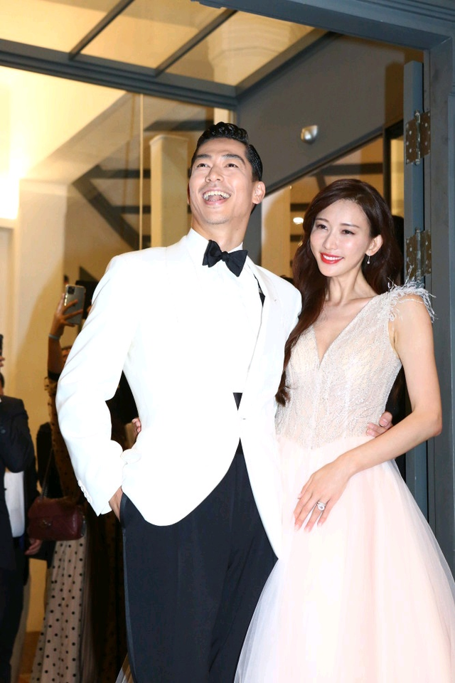 林志玲情人节和老公秀恩爱,一起骑车很甜蜜,还祝福大家节日快乐_腾讯