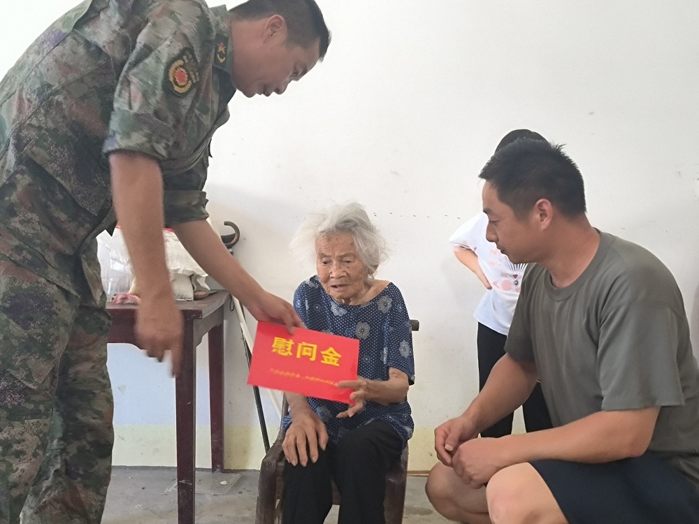 赤壁余家桥乡:军民情深送关怀,八一慰问暖兵心