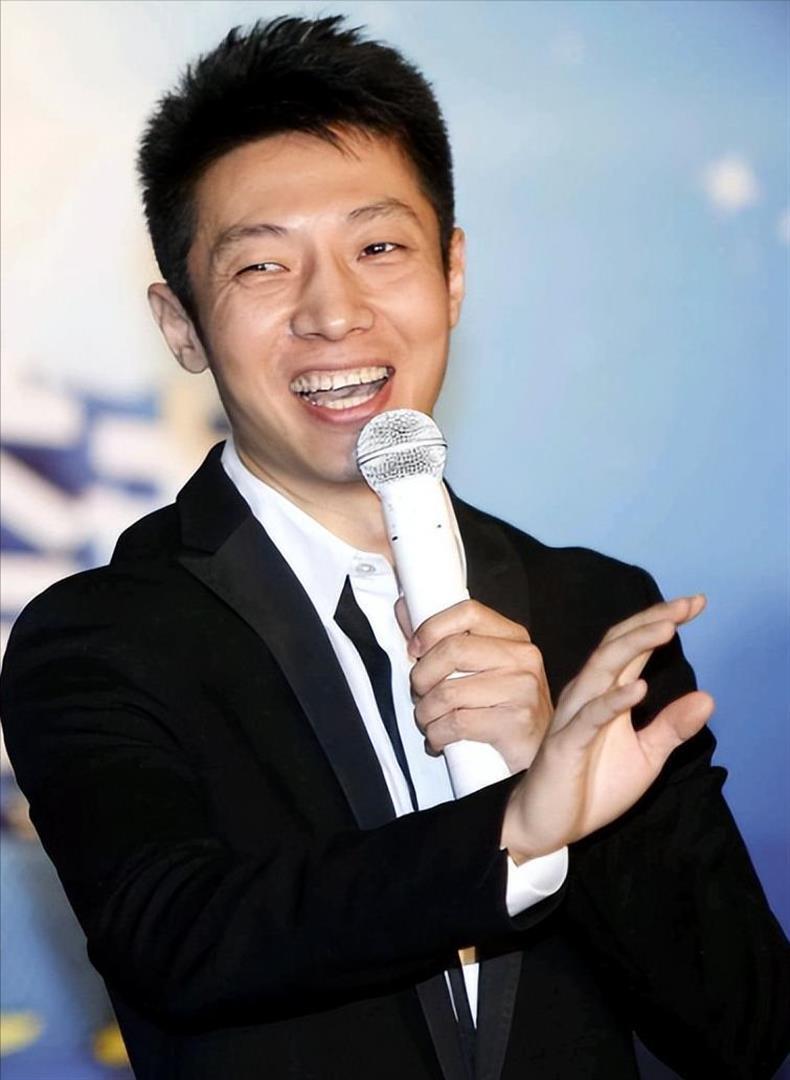 撒贝宁一家回武汉，不住家住酒店，父亲独居 母亲是一生的痛和遗憾_腾讯新闻