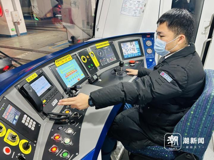 除夕地铁末班车司机:安全载夜归人回家,也惦念着两千