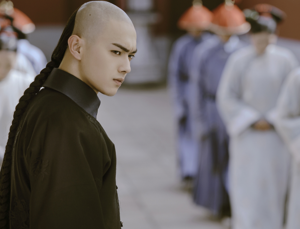 许凯的五官端正俊朗,脸型也非常流畅,很适合剃光头,看上去有几分邪气