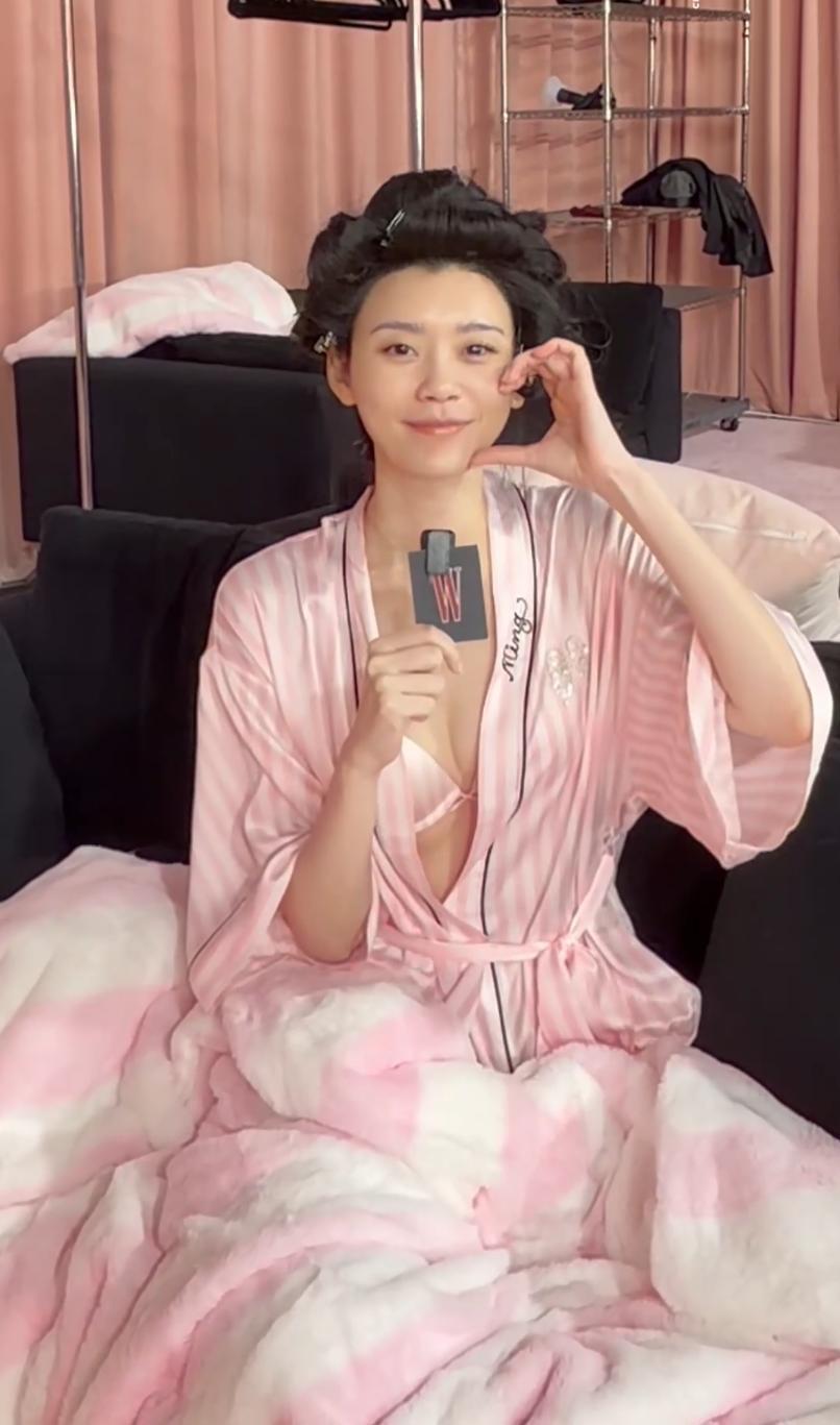 维密后台 奚梦瑶素颜披浴袍 刘雯带病硬扛