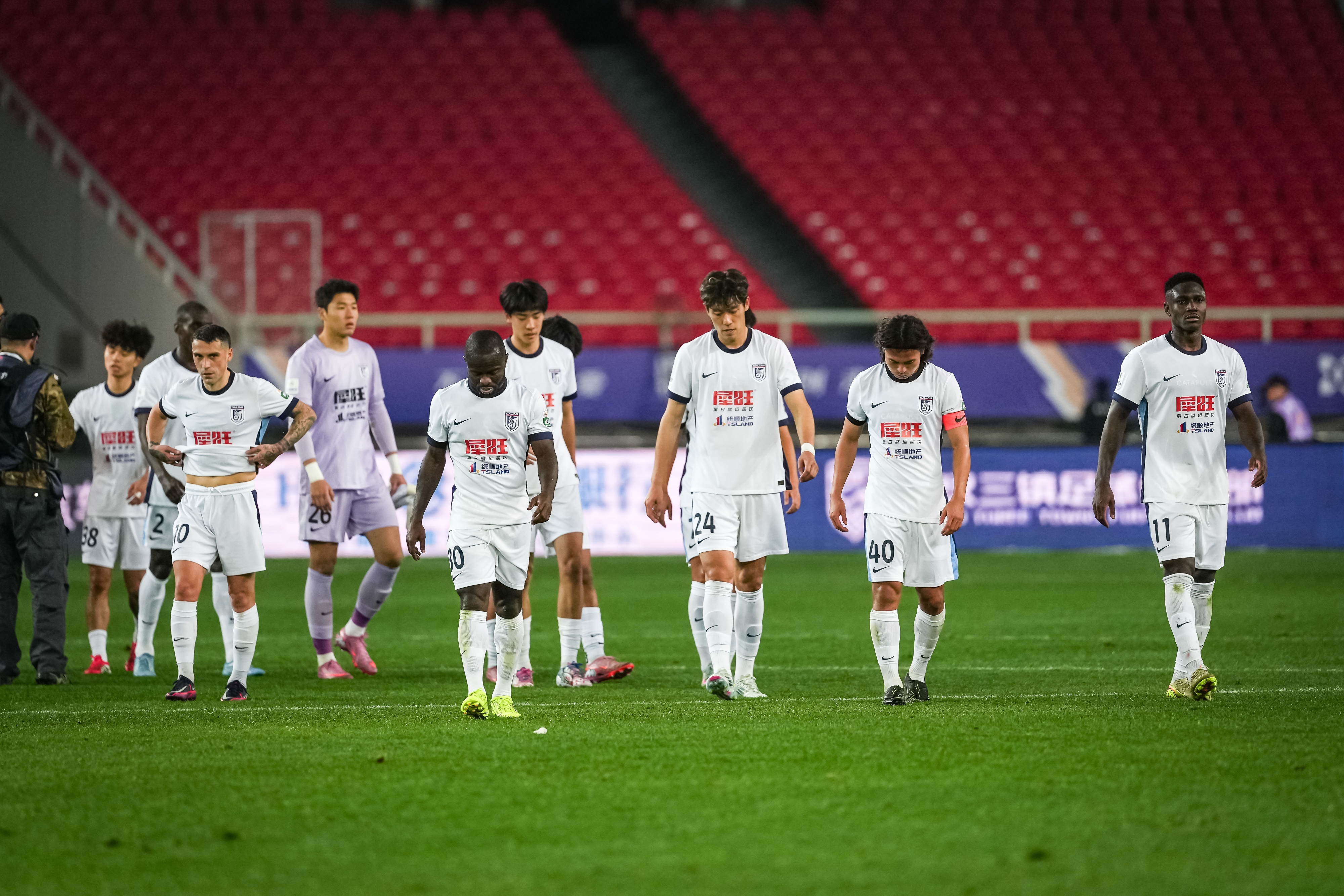 難兄難弟？中超僅兩隊2連敗！英博丟9球+鐵人0進球，網友：遼寧雙“熊” - 