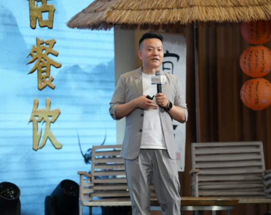 煮酒论英雄 围炉话餐饮 i 汇聚100家餐饮头部品牌在京举办交流分享会
