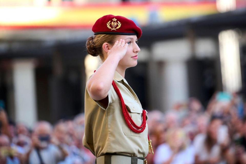 西班牙18岁女王储向国旗宣誓 头戴军帽英姿飒爽