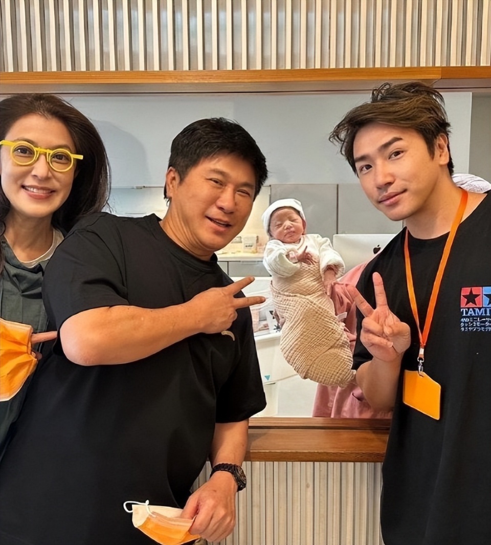 欧弟官宣三胎女儿出生,晒照笑称活在女儿国,已低调二婚并卖掉旧居