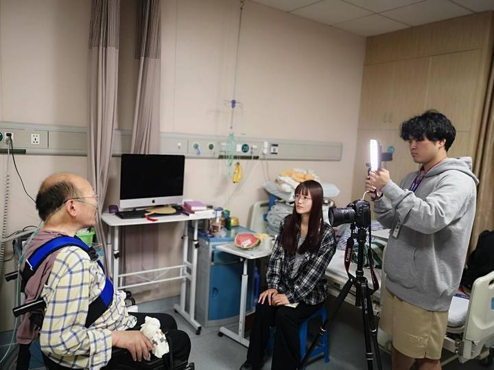 看见记者在一旁不知所措,王淼不好意思地说:"你们这么远过来,先坐一会