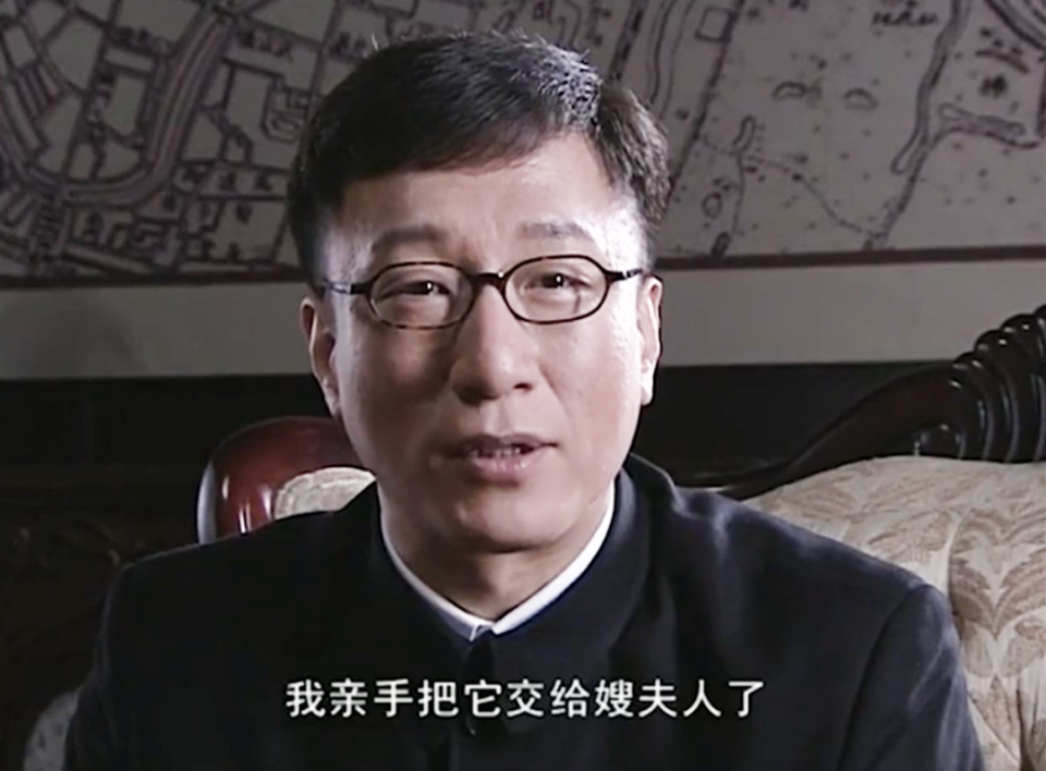 吴敬中在飞机上只用6个字就揭穿余则成身份：我已经两次救你性命_腾讯新闻