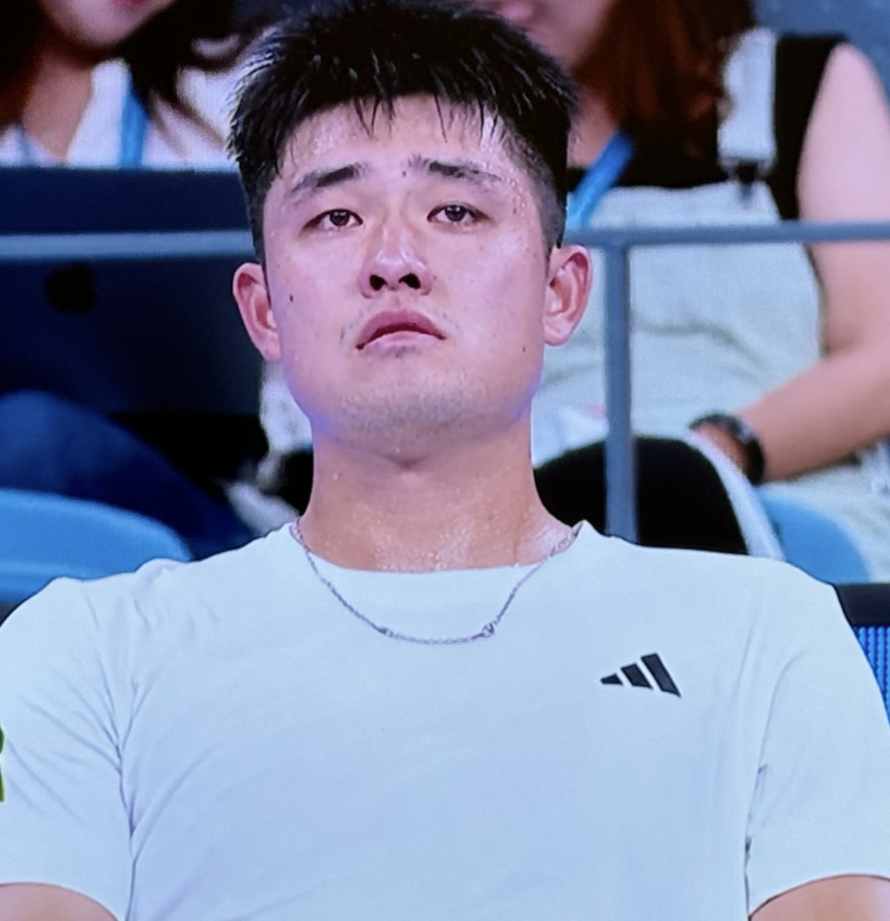 吴易昺泪洒赛场:采访透露开场就拉伤背部 退场时颤颤巍巍难掩沮丧