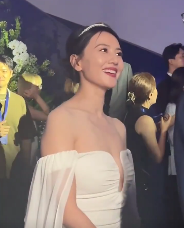 同样是43岁,当董洁和高圆圆同框,才知道中年女星不能太瘦了