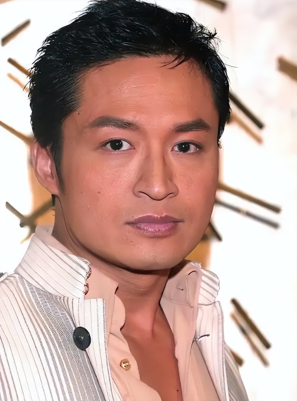 马景涛直播现场突发晕厥,重摔后脑引担忧,工作室回应:血糖过低