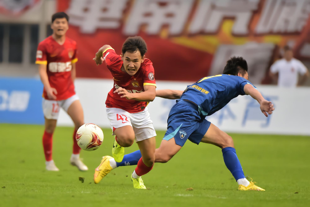 2-1,广州队赛季首胜!18岁小将罗本附体,内切轰入超级世界波-腾讯新闻