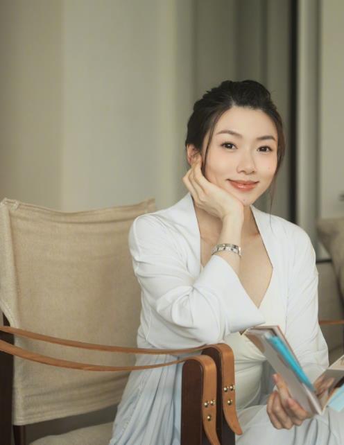 程晓玥晒月子生活,女儿刚出生就拥有钻戒,24小时都有