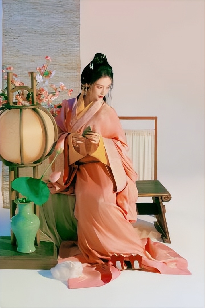 杨颖端午节写真曝光,穿粉色古装吹长笛,天生丽质美出新高度