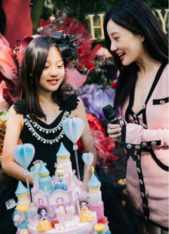 为了这次生日,李小璐安排了盛大的生日派对,还请来不少好友和甜馨的