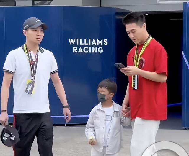 何猷君晒f1赛场照,抱4岁儿子与谷爱凌合影,何广燊身高随奚梦瑶