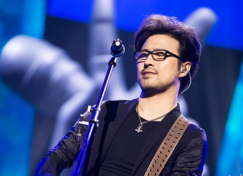 汪峰不怕没新欢,为了年轻的陈露,抛弃了40多岁的章子怡_腾讯新闻