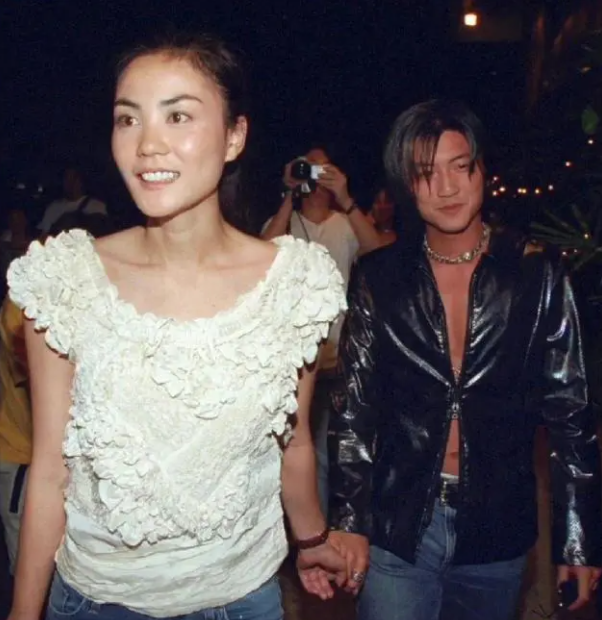 54岁王菲素颜出镜显老,与街头巷尾普通大妈无异!